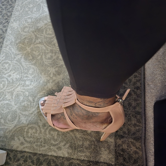 BCBG 4INCH HEELS - Picture 6 of 9